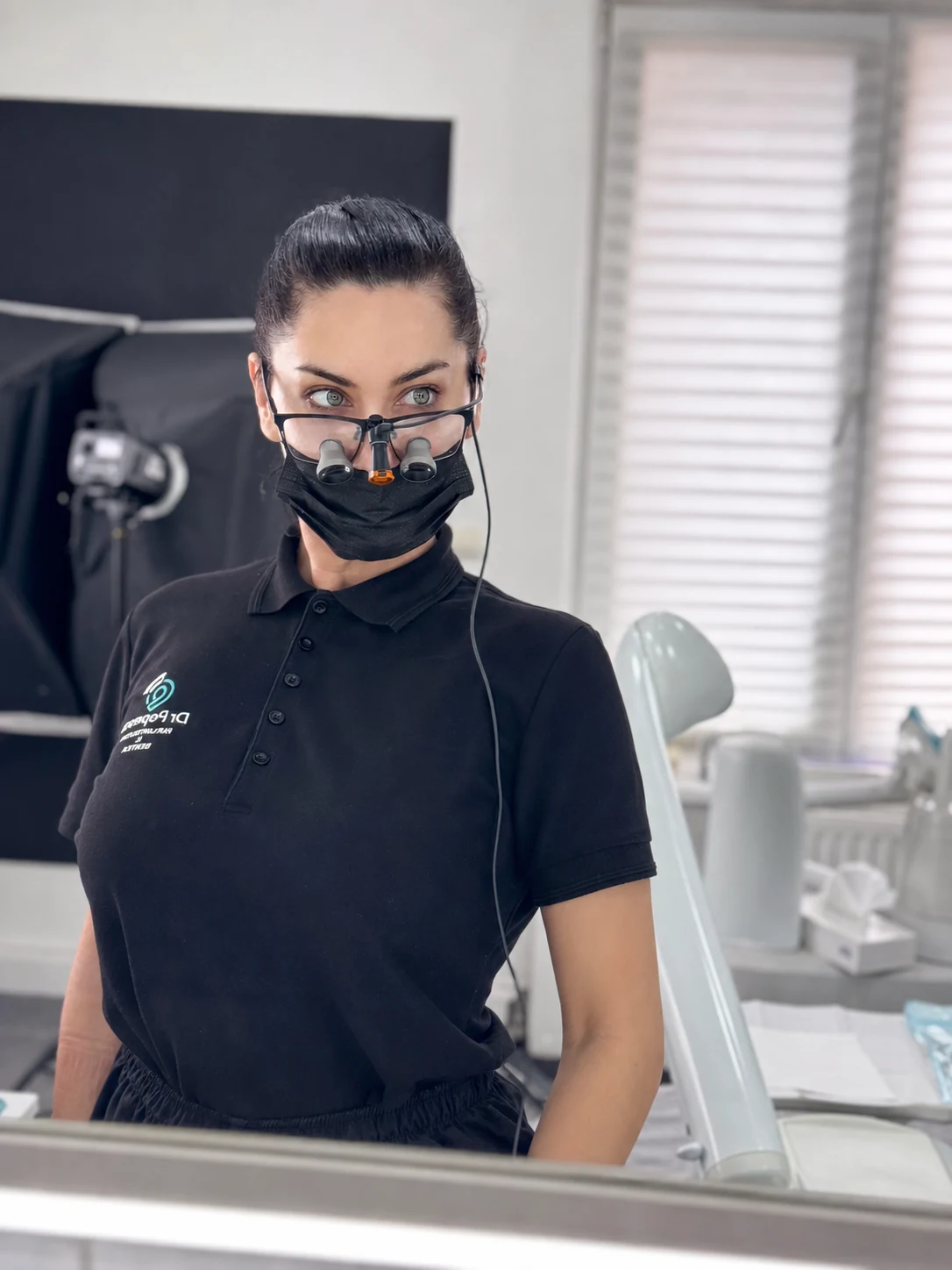 Medic dentist lucrând cu precizie în cabinet