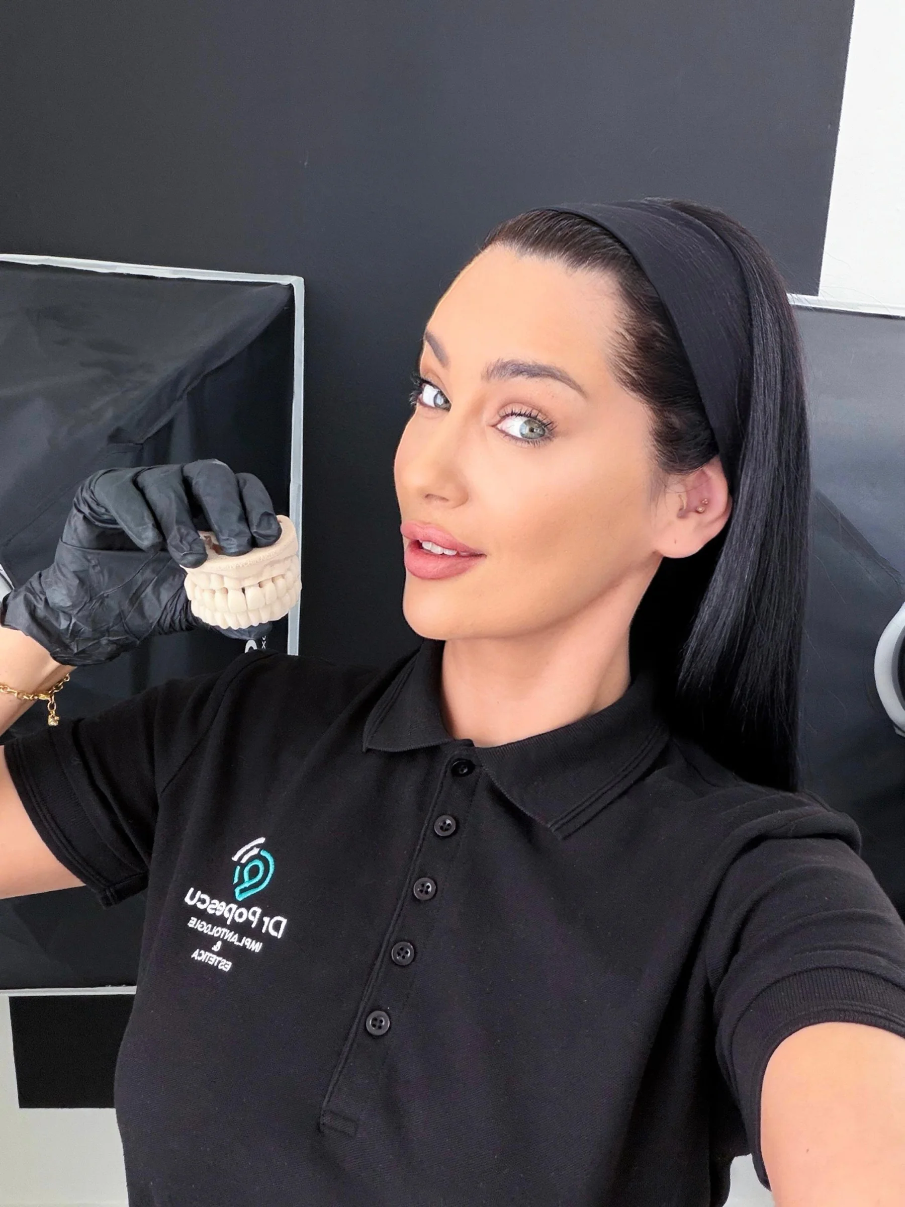 Medic dentist prezentând un model dentar